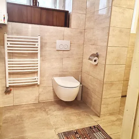 Flat In Historic With Your Own Private Garden, Near City Park Apartment *