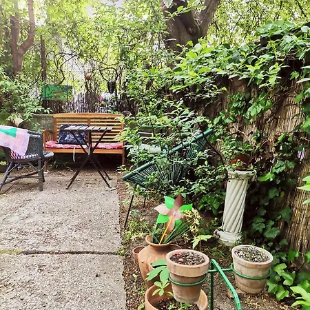 Flat In Historic With Your Own Private Garden, Near City Park Apartamento *