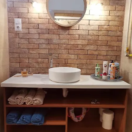 Flat In Historic With Your Own Private Garden, Near City Park Appartamento